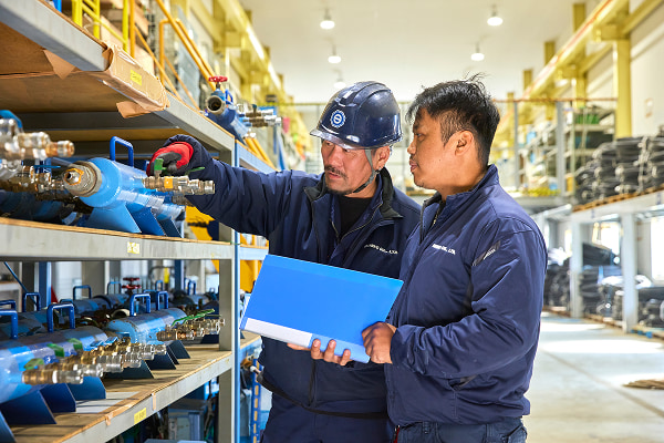 材料調達から施工・検査までワンストップで進める、シンコーの現場スタッフ