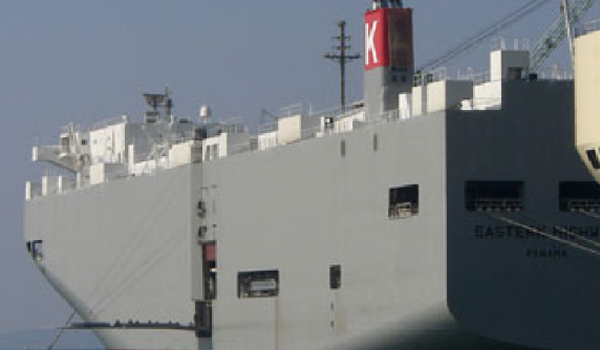 両運搬船の甲板滑り止めに最適なノンスキッド塗料で、品質維持と安全輸送を支える車両運搬船・カーフェリーのイメージ