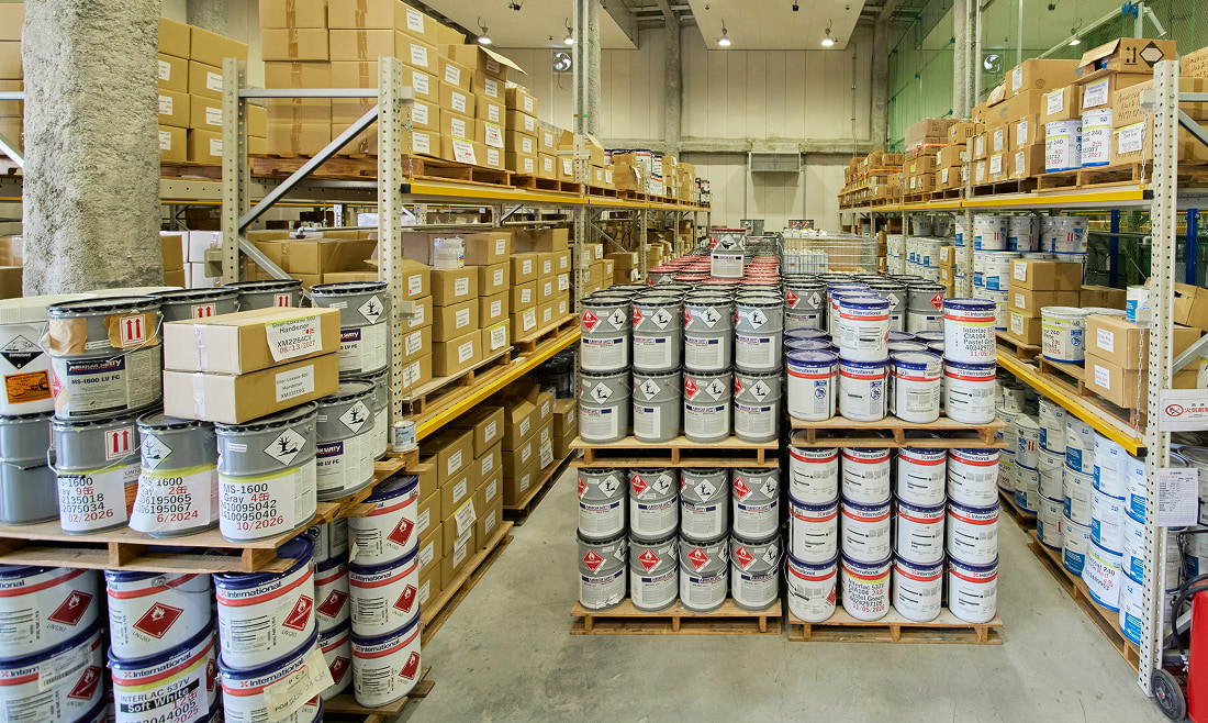 世界最高基準のノンスキッド塗料を自社在庫で管理する、シンコーの在庫陳列画像