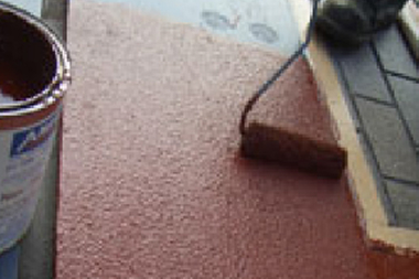 神奈川県横浜市の公共工事でノンスキッドコーティング施工を行う様子