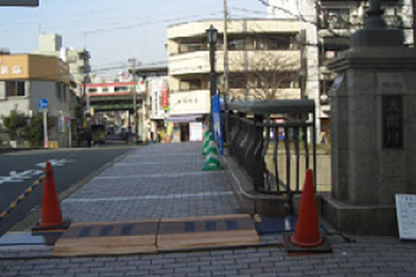 橋梁のジョイント鉄板にノンスキッドコーティングを塗布し、雨天時の転倒防止を図る施工済みの鉄板