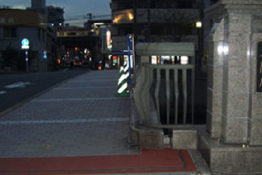 歩行者の転倒事故が多発していた横浜市の橋梁ジョイント鉄板に、ノンスキッド塗装を施した安全な床面