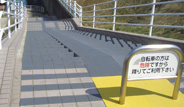 茨城県水戸市で施工された、セラミックタイル階段にノンスキッド処理を施し安全性を飛躍的に向上させた階段