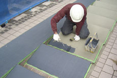 階段ステップへの滑り止め施工の様子