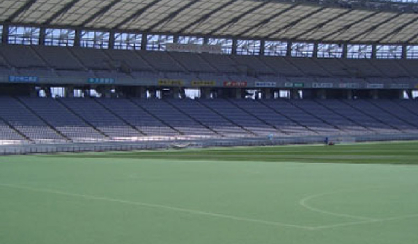 人が集まる場所の安全を支える、ノンスキッド塗料で滑り止め加工された球場・スタジアムのイメージ