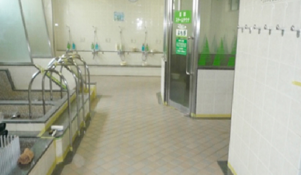 老人ホームや介護施設の浴室床に、エポグゾ＆フェロックスで防滑処理された安全な浴場のイメージ