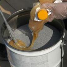 材料攪拌・混合調整｜主剤に硬化剤を入れる