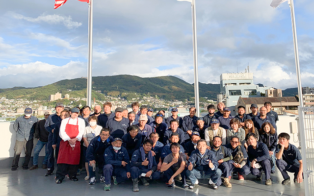 米海軍艦船の修繕塗装を主軸に、ノンスキッド塗装や米軍施設塗装まで手がける、シンコーの塗装専門スタッフ