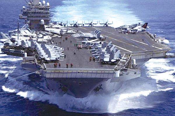 F35Bの運用環境に対応する溶射ノンスキッド施工をシンコーとTSS社が技術協業で手がける様子