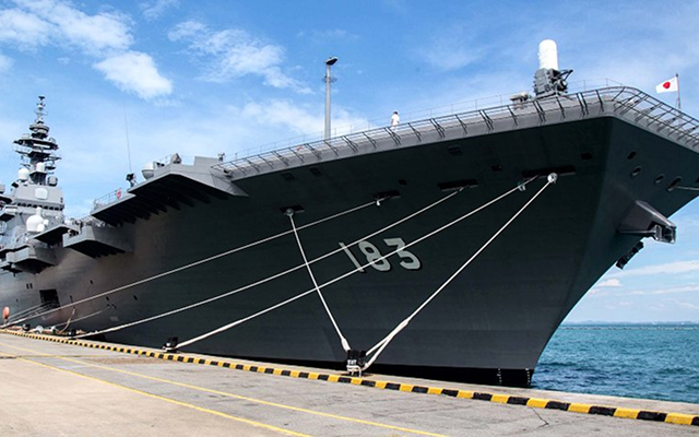 耐用年数2年が標準の世界で、5年保持を実現したノンスキッド塗装を手がける、シンコーの拠点・佐世保の海に浮かぶ海上自衛隊護衛艦