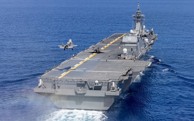 海上自衛隊向けノンスキッド塗装に参入する国内唯一の企業・シンコーが、艦船保全に貢献する佐世保港の風景