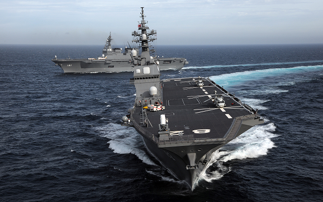 護衛艦「ひゅうが」「いずも」「かが」を含む艦船が並ぶ、飛行甲板防滑塗装工事が支える防衛の現場を象徴する景観