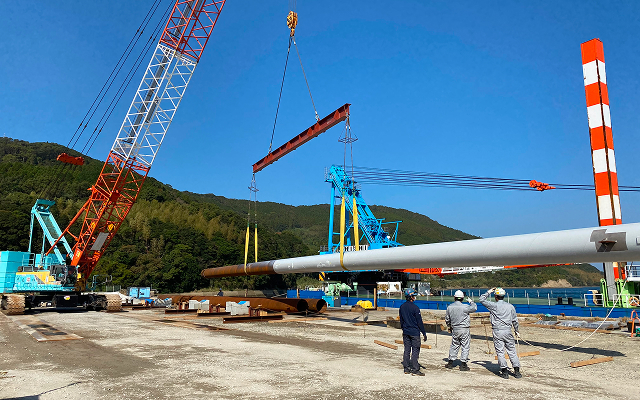 基地内の鉄骨構造物や柵など、様々な構造物の塗装保全を担うシンコーの現場