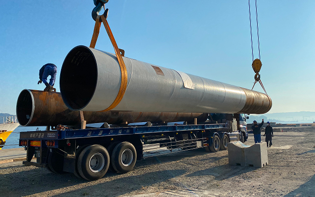 基地内の施工ノウハウや厳格な入構手続き、安全管理、作業区画ごとの運用ルール等を熟知して作業する様子