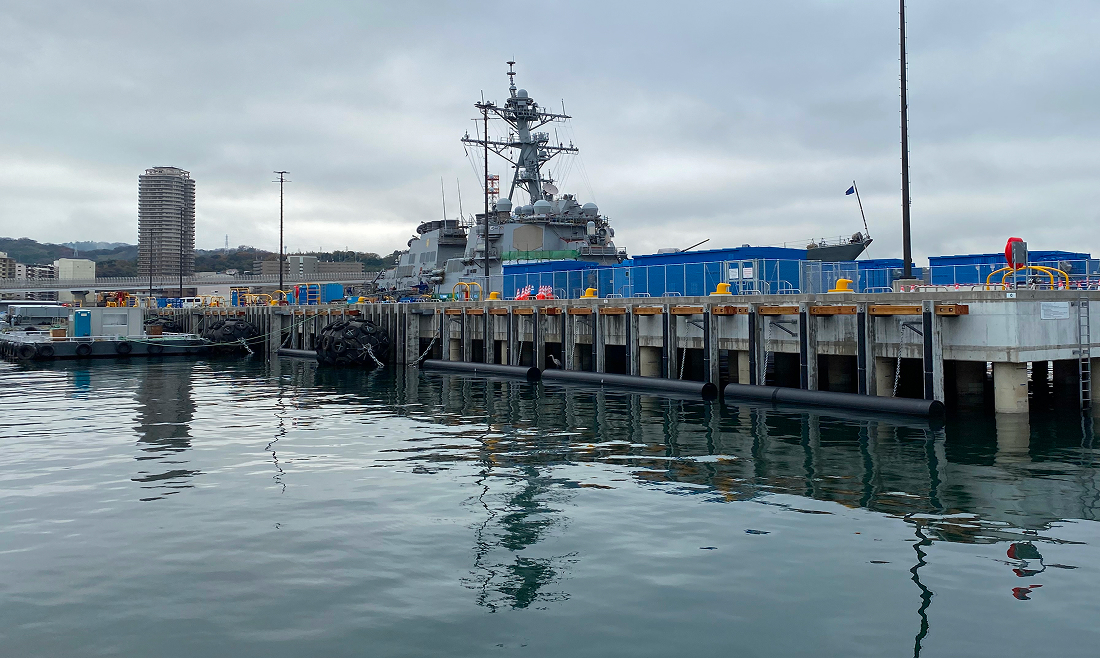 MIL規格対応の塗装工事を継続してきた艦船修繕企業・シンコーが、基地施設の維持・保全に取り組む現場風景