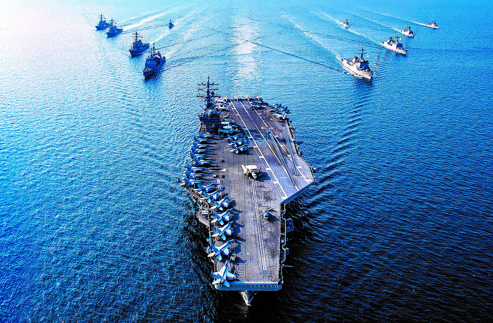社員第一の経営理念を掲げる、艦船保全の専門企業・シンコーの軍艦船が並ぶ風景