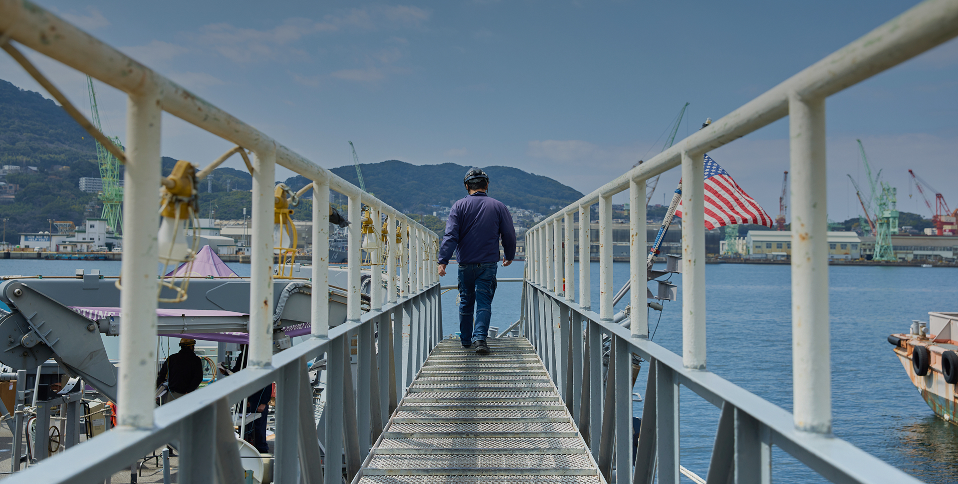 フェロックスを使用したノンスキッド・ノンスリップ塗料による滑り止め塗装施工（艦船・自衛艦対応）