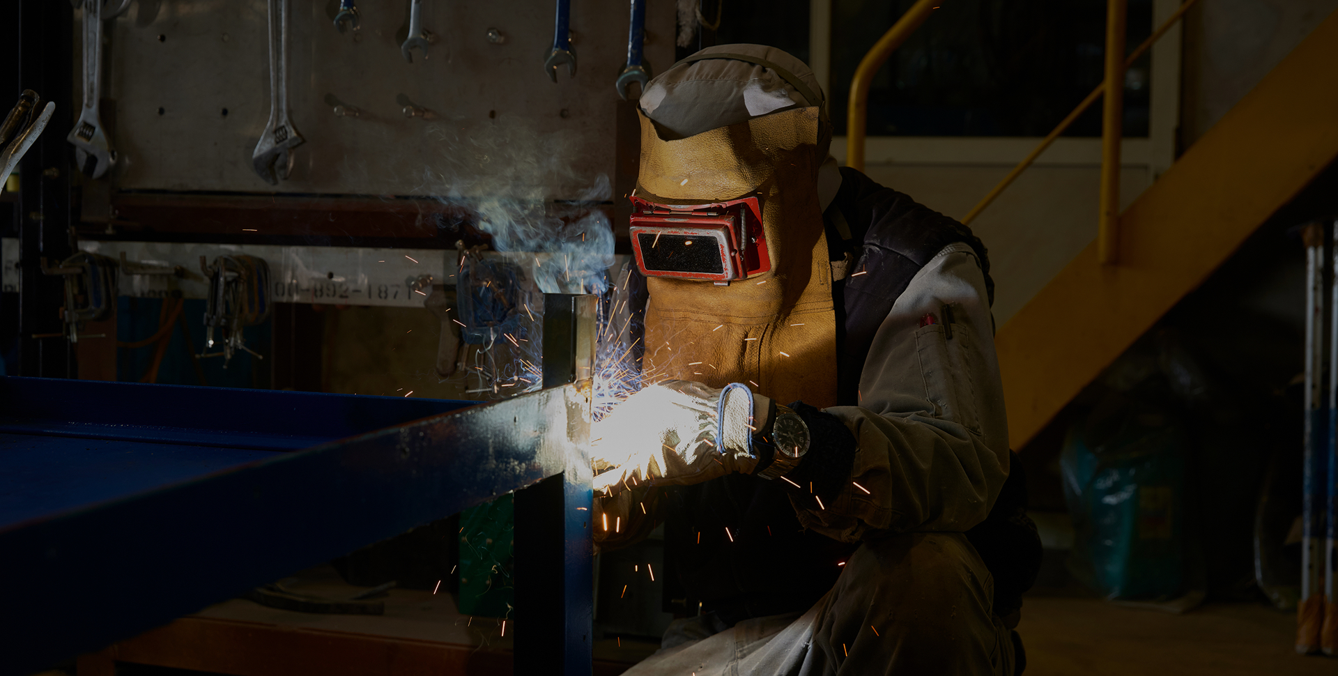 ノンスキッド塗装や艦艇全体の塗装工事など、高度な技術で船体整備を支える施工風景