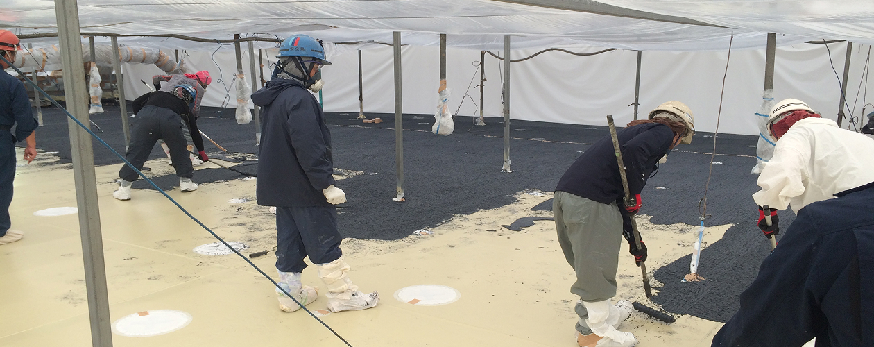 海上自衛隊艦船にノンスキッド塗装を施す、シンコーの熟練スタッフ