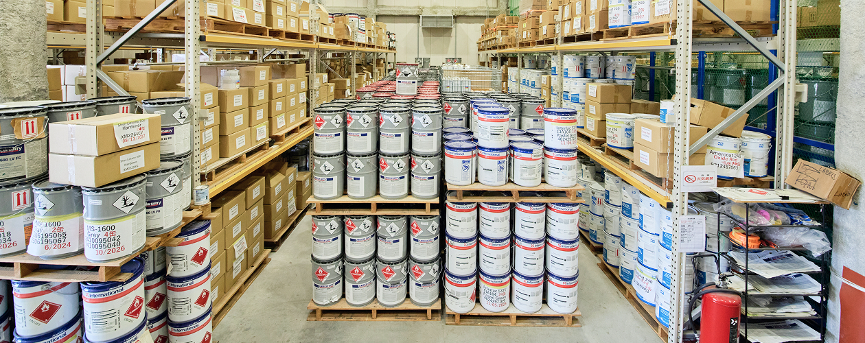 世界最高水準のAST高性能ノンスキッド塗料を揃えた、日本唯一の総販売店・シンコーの製品陳列