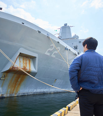 米海軍艦船の塗装・修繕を行う株式会社シンコーの艦船修繕現場