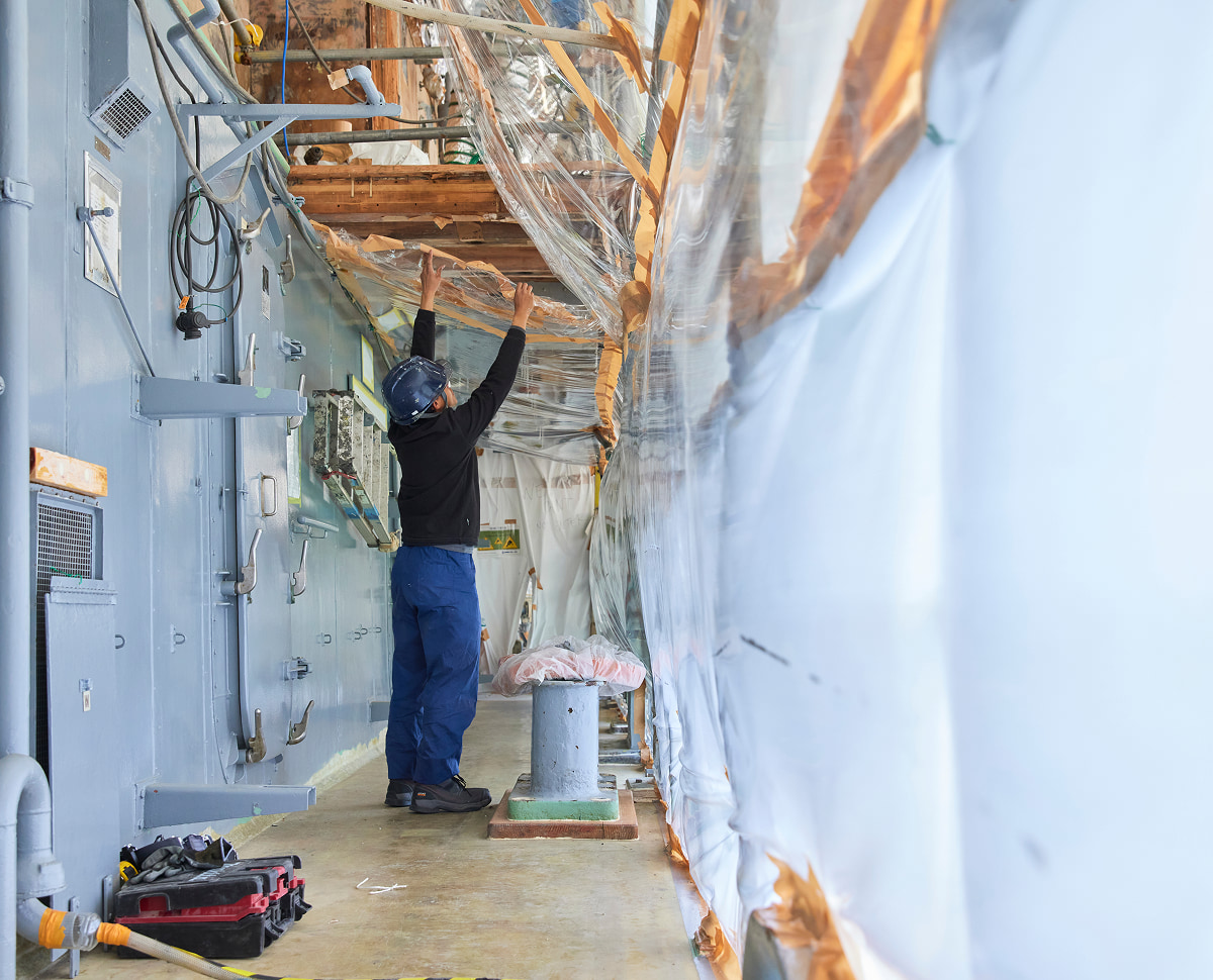 テント・足場設置から塗装・検査まで、一貫した工程で施工を進めるシンコーの現場作業員