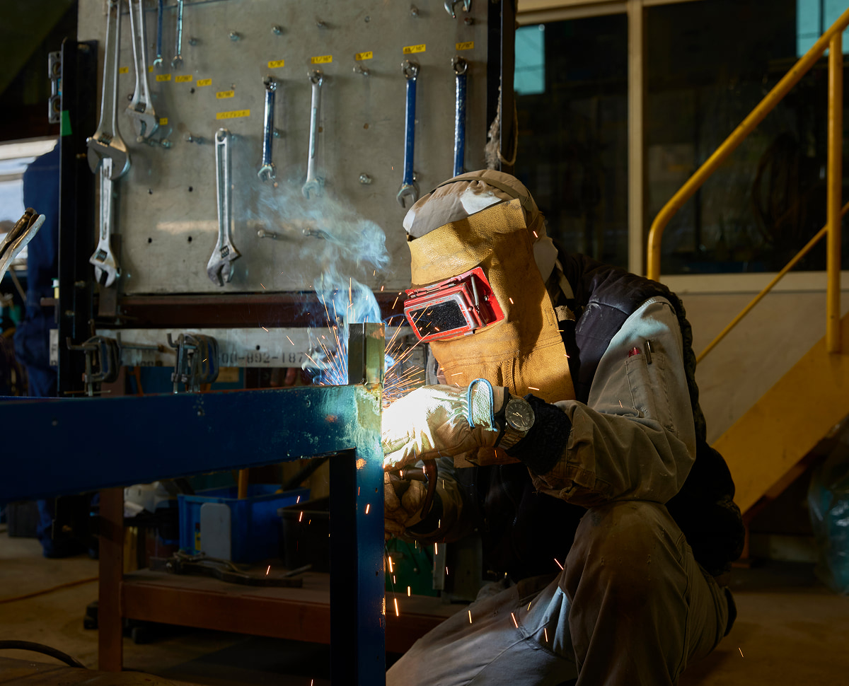 修理・補修工程でのシンコーの現場作業員