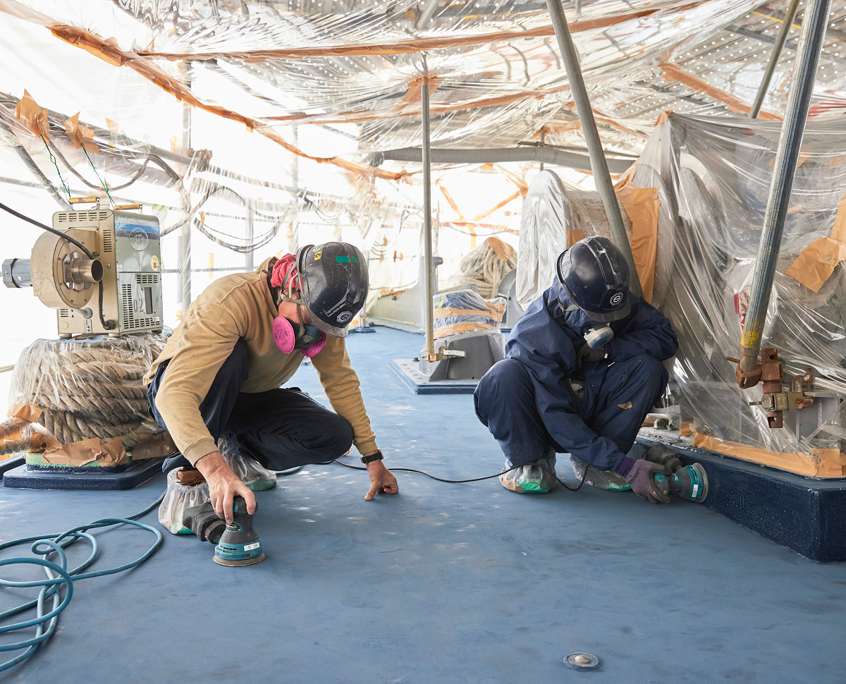 下地処理検査工程でのシンコーの現場作業員