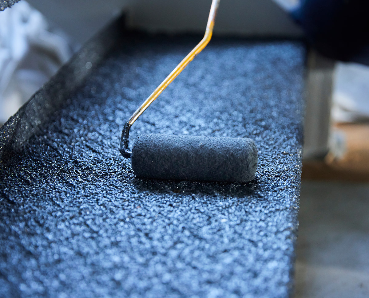 塗装施工工程でのシンコーの現場作業員