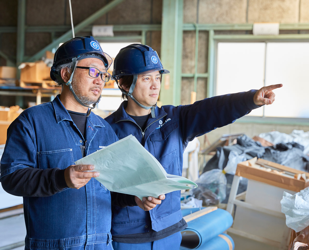 塗装検査工程でのシンコーの現場作業員