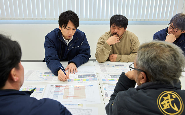 防衛・艦船の技術者として会議を行う風景