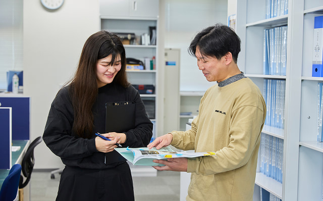 未経験の社員に資格取得をサポートしているシンコー社員