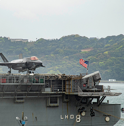 米海軍艦船修繕や艦船塗装工事で信頼される、ASTノンスキッドを供給するシンコーが長年関わる米海軍基地の艦船イメージ
