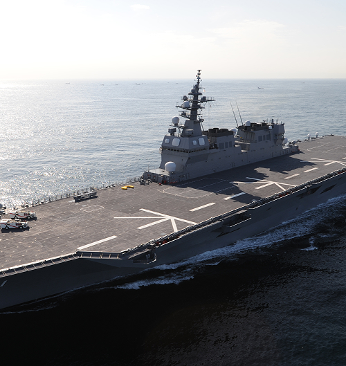 海上自衛隊のヘリ搭載型護衛艦飛行甲板に、日本初の全面採用を果たしたASTノンスキッド塗装を施した艦船のイメージ